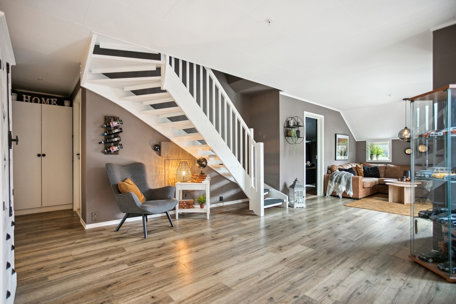 Hvitmalt trapp mellom etasjene Galleribilde