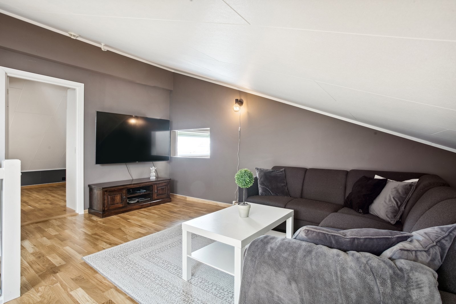 Loftetasjen er innredet med loftstue, wc og bod Galleribilde