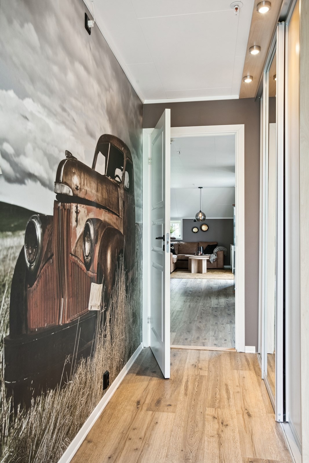 Entré m/praktisk skyvedørsgarderobe og gulvvarme Galleribilde