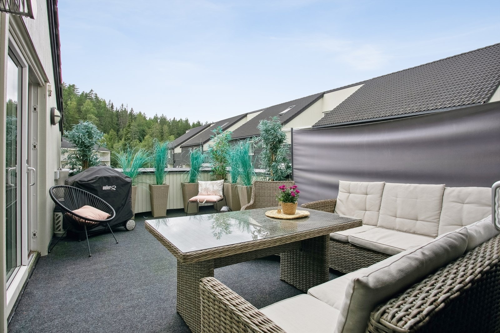 Eier har satt opp uttrekkbar levegg som sørger for begrenset med innsyn og privatliv på verandaen Galleribilde