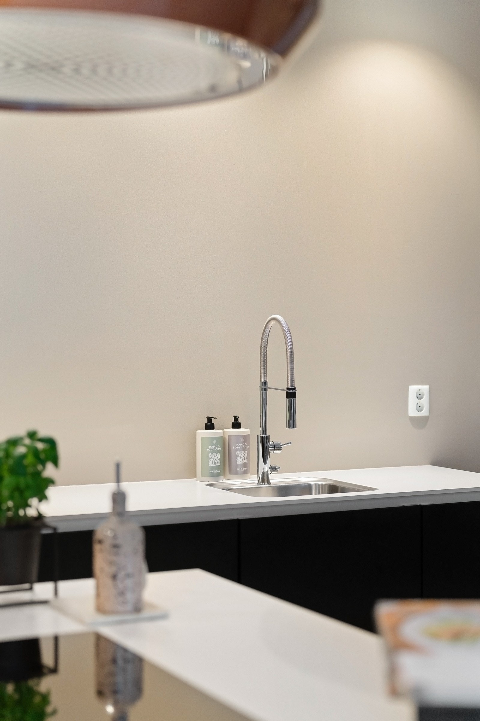 Ett- greps blandebatteri med uttrekkbart armatur og nedfelt servan Galleribilde