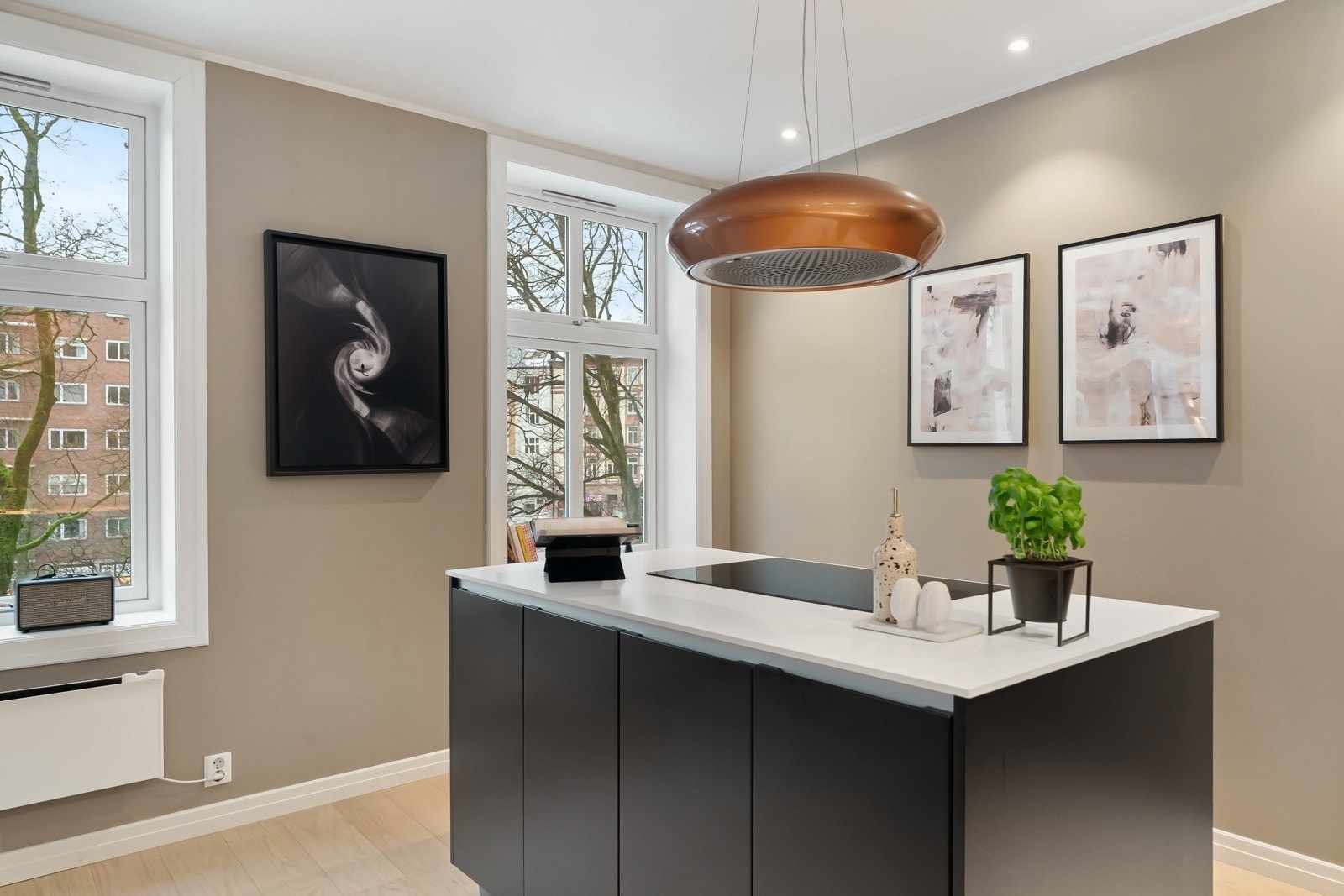 Store, takhøye vindusflater gir rikelig med naturlig lys og dype vinduskarmer blir et naturlig sted for pyntegjenstander Galleribilde