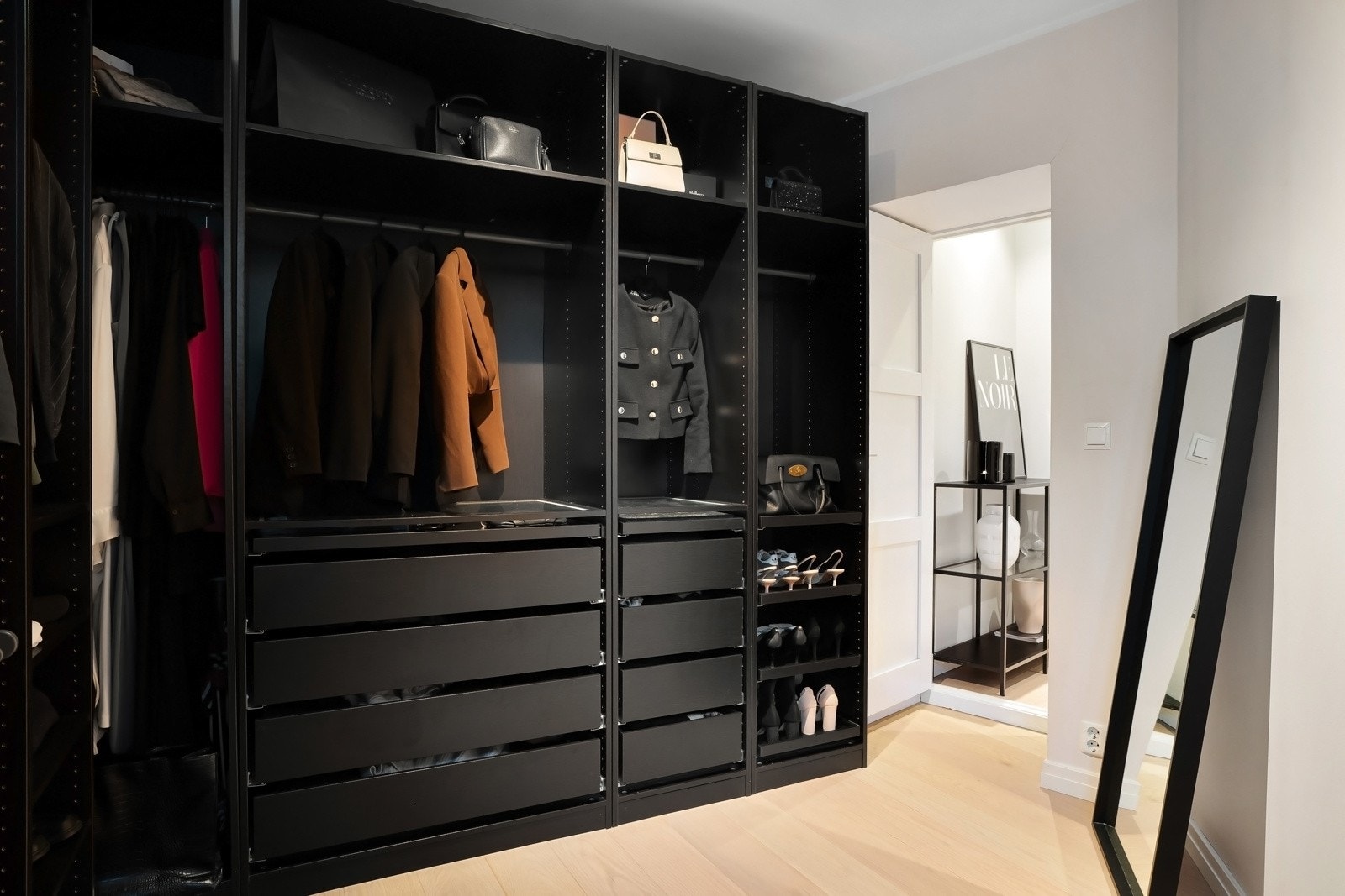 Her er det god oppbevaringsplass - et rom med mange muligheter Galleribilde