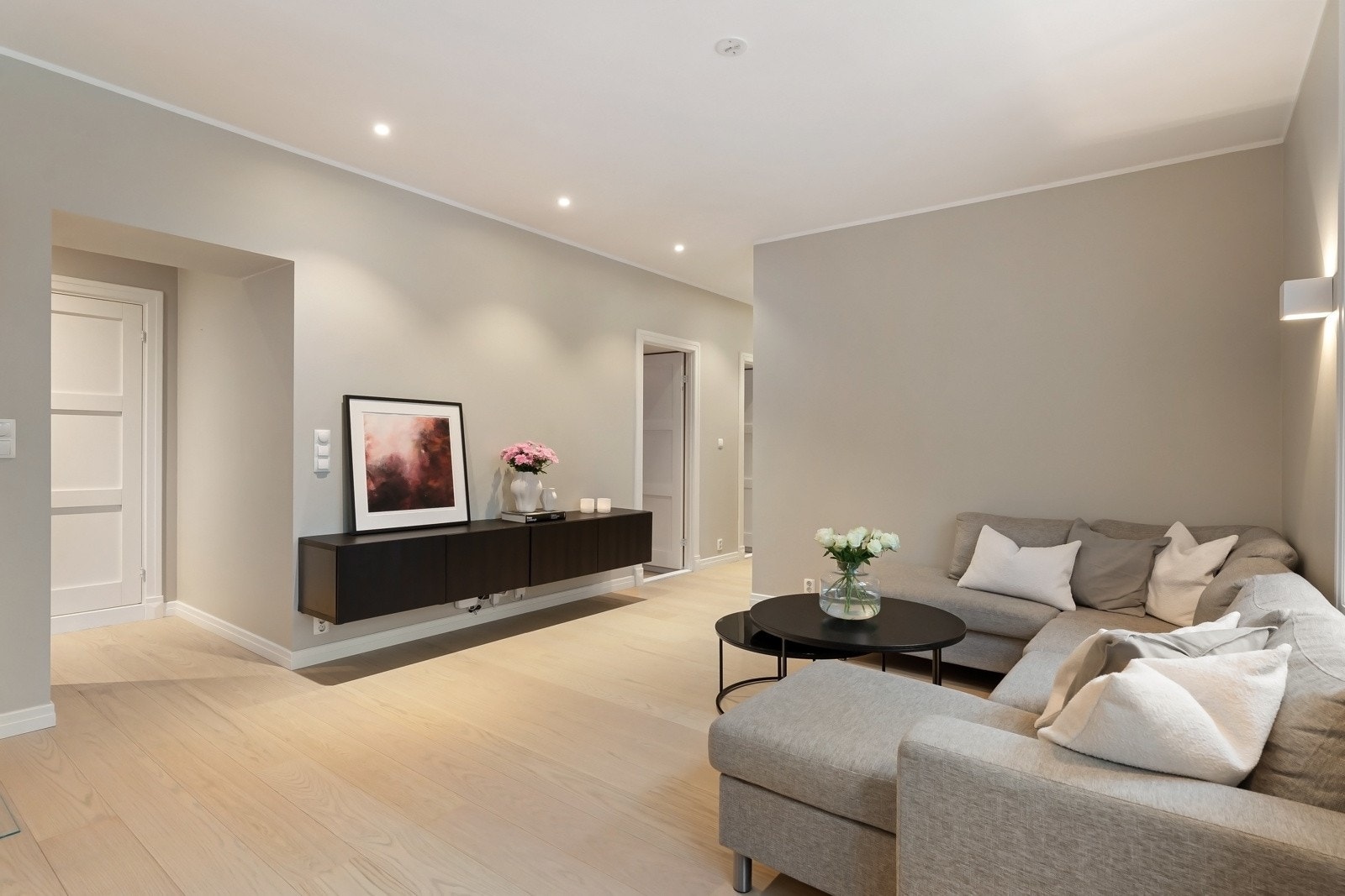 Leiligheten har en stor og lys stue med god plass til sofagruppe og tv-møblement Galleribilde