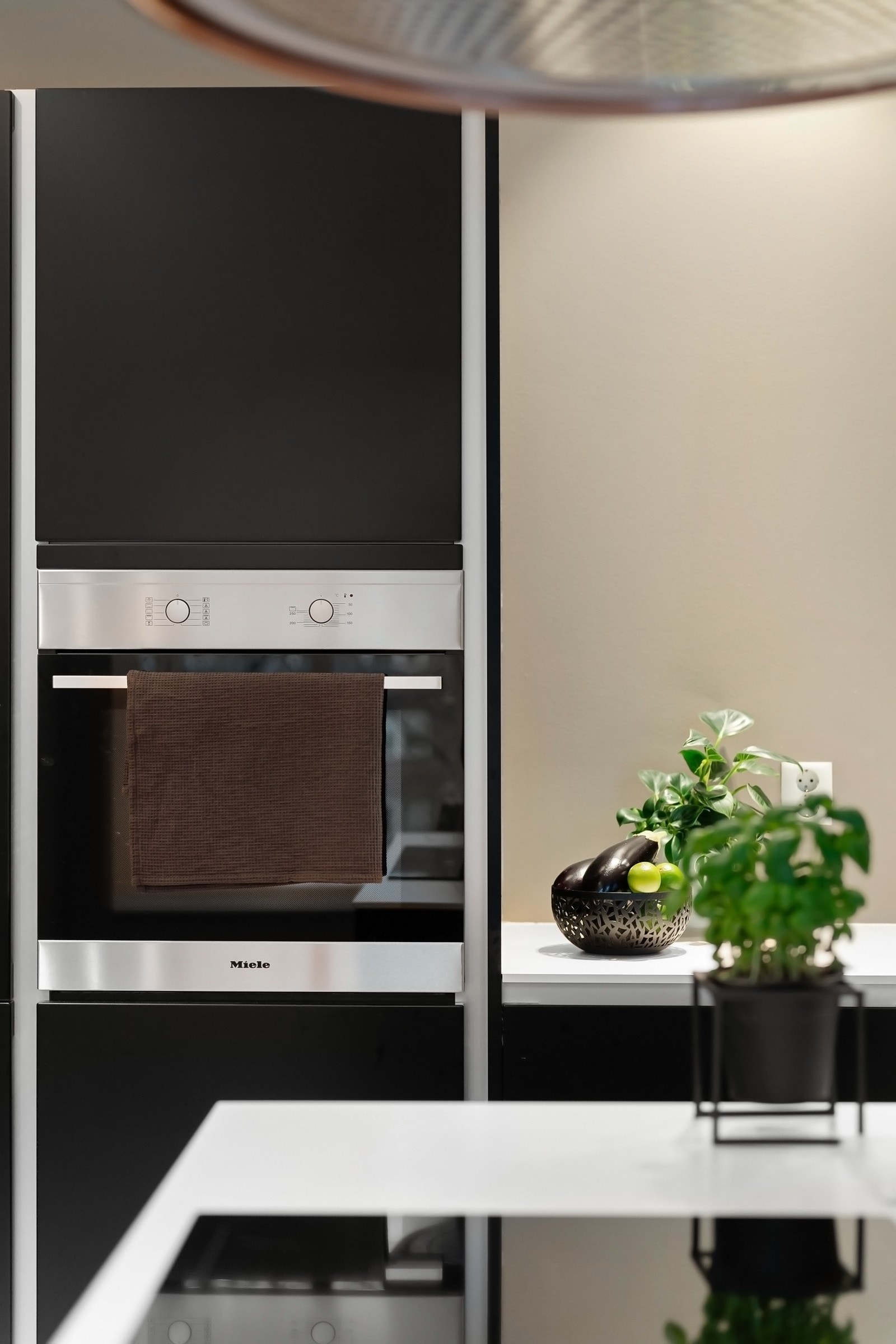 Nåværende eier har også hatt et stort frittstående vinskap plassert i kjøkkenets hjørne Galleribilde