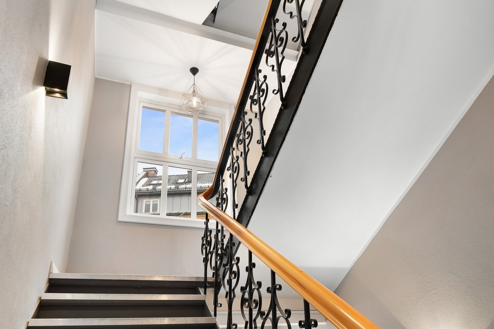 Hyggelig klassisk trappeoppgang til leiligheten Galleribilde