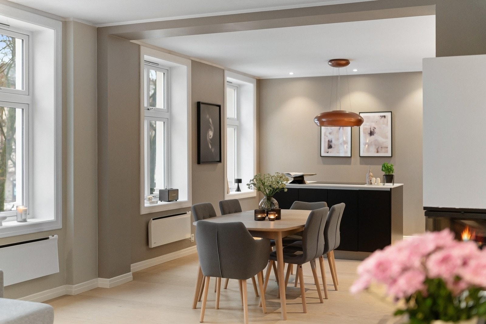 Leilighetene ble nybygget i 2016 når hele bygget og leilighetene ble omgjort til nye boliger. Dette er å betrakte som et nybygg inne i en klassisk bygård Galleribilde