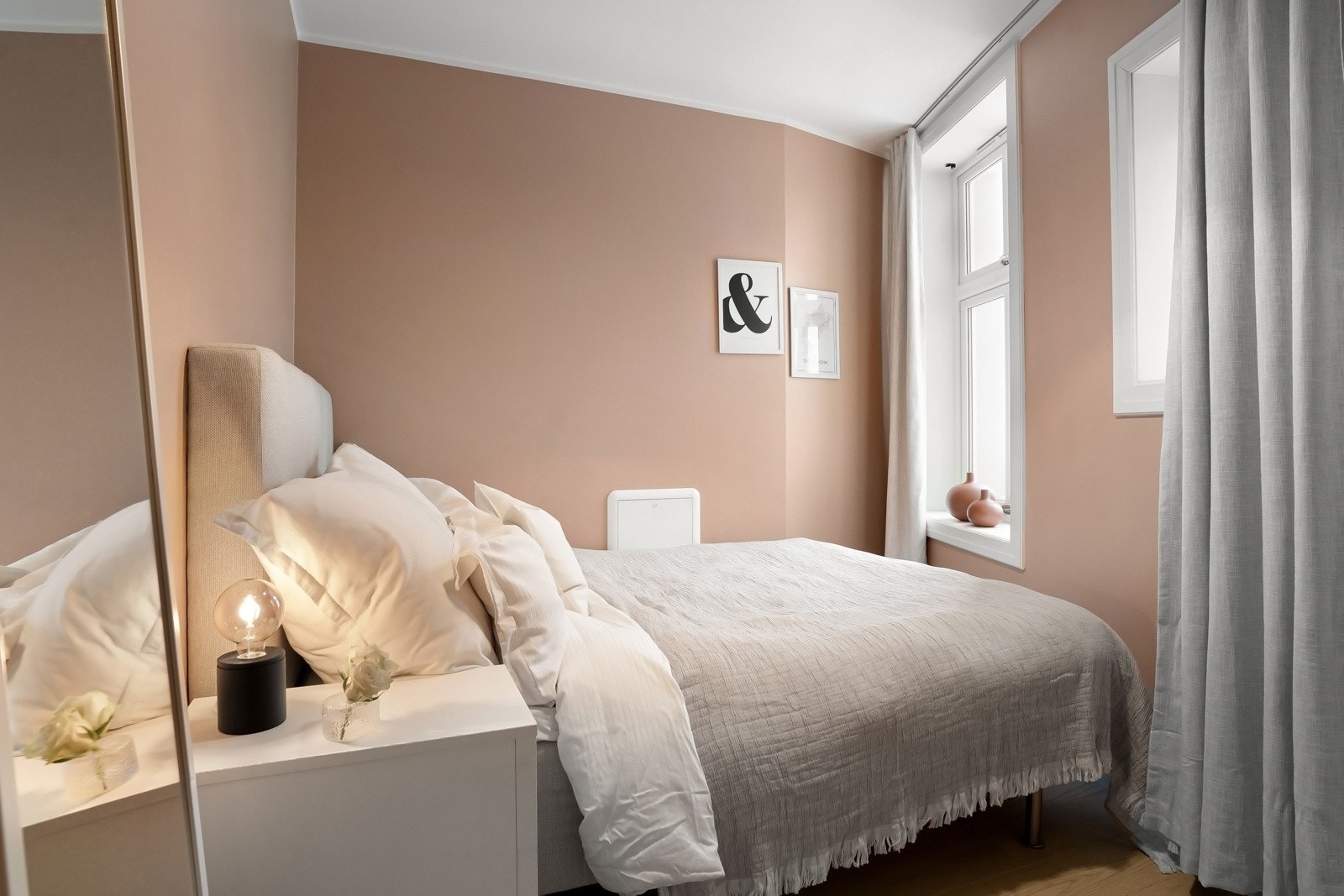 Soverom 2 med plass til dobbeltseng, nattbord og garderobeløsning Galleribilde