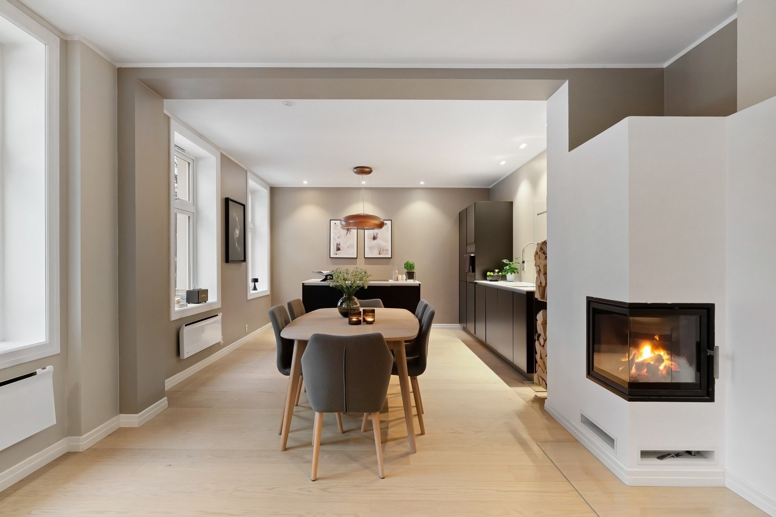 Leiligheten bærer preg av moderne løsninger og materialvalg av god kvalitet. De store vindusflatene kombinert med god takhøyde gir en luftig følelse i leiligheten Galleribilde