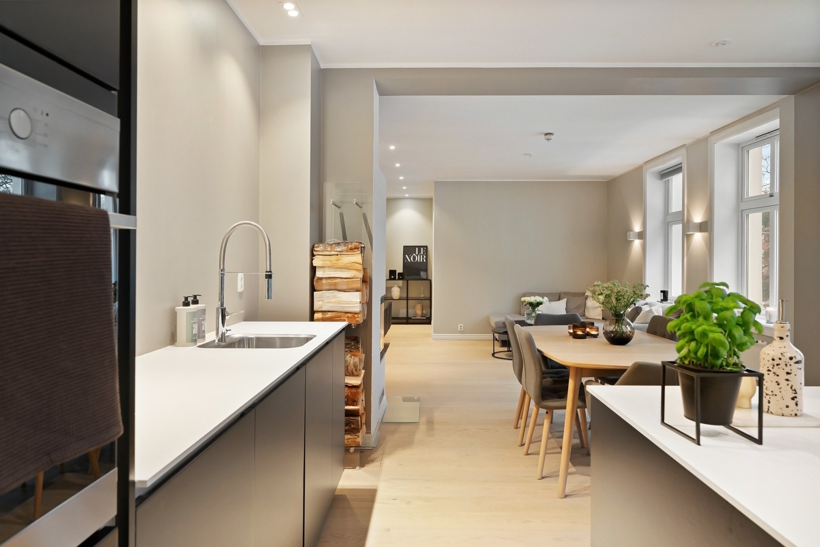 Integrerte hvitevarer som komfyr, kjøleskap, fryser, platetopp og oppvaskmaskin Galleribilde