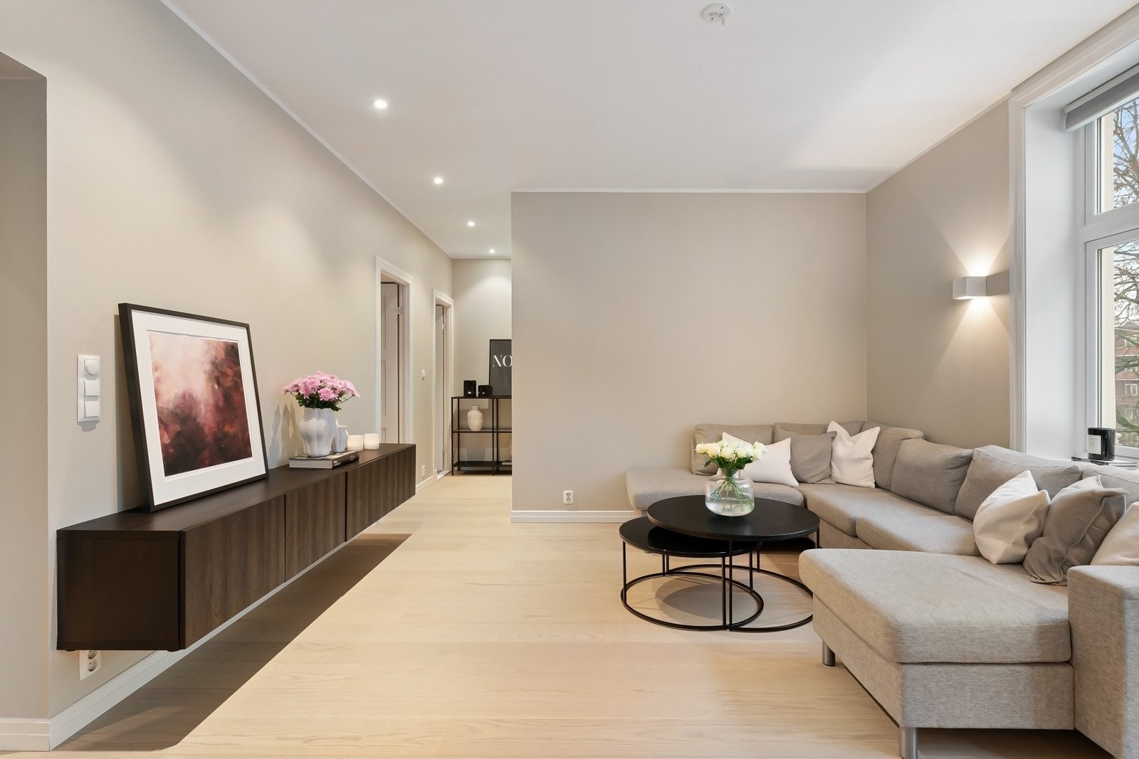 Stuen har mange møbleringsmuligheter etter behov og ønske Galleribilde