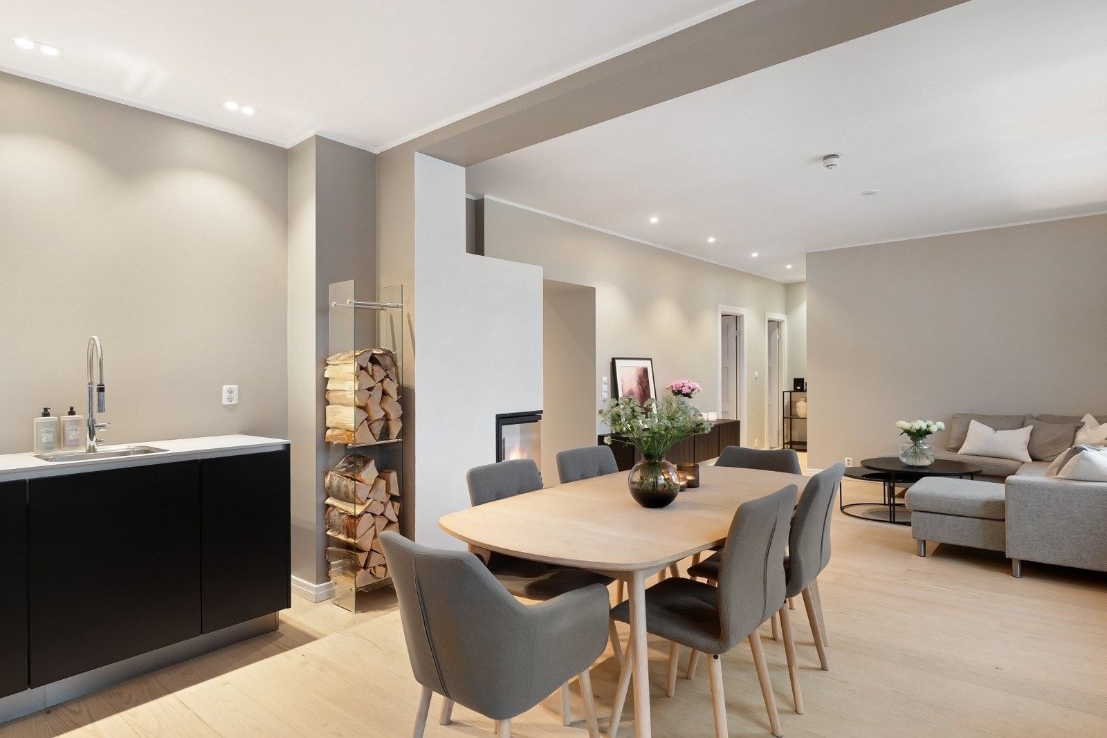 I rommets kjøkkensone er det naturlig avsatt plass til stort spisebord, noe som gjør dette til et svært sosialt rom Galleribilde