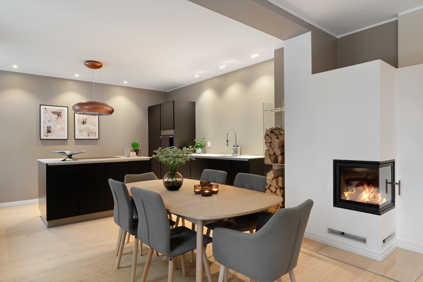 Leiligheten har en tidsmessig, åpen romløsning mellom stue og kjøkken Galleribilde