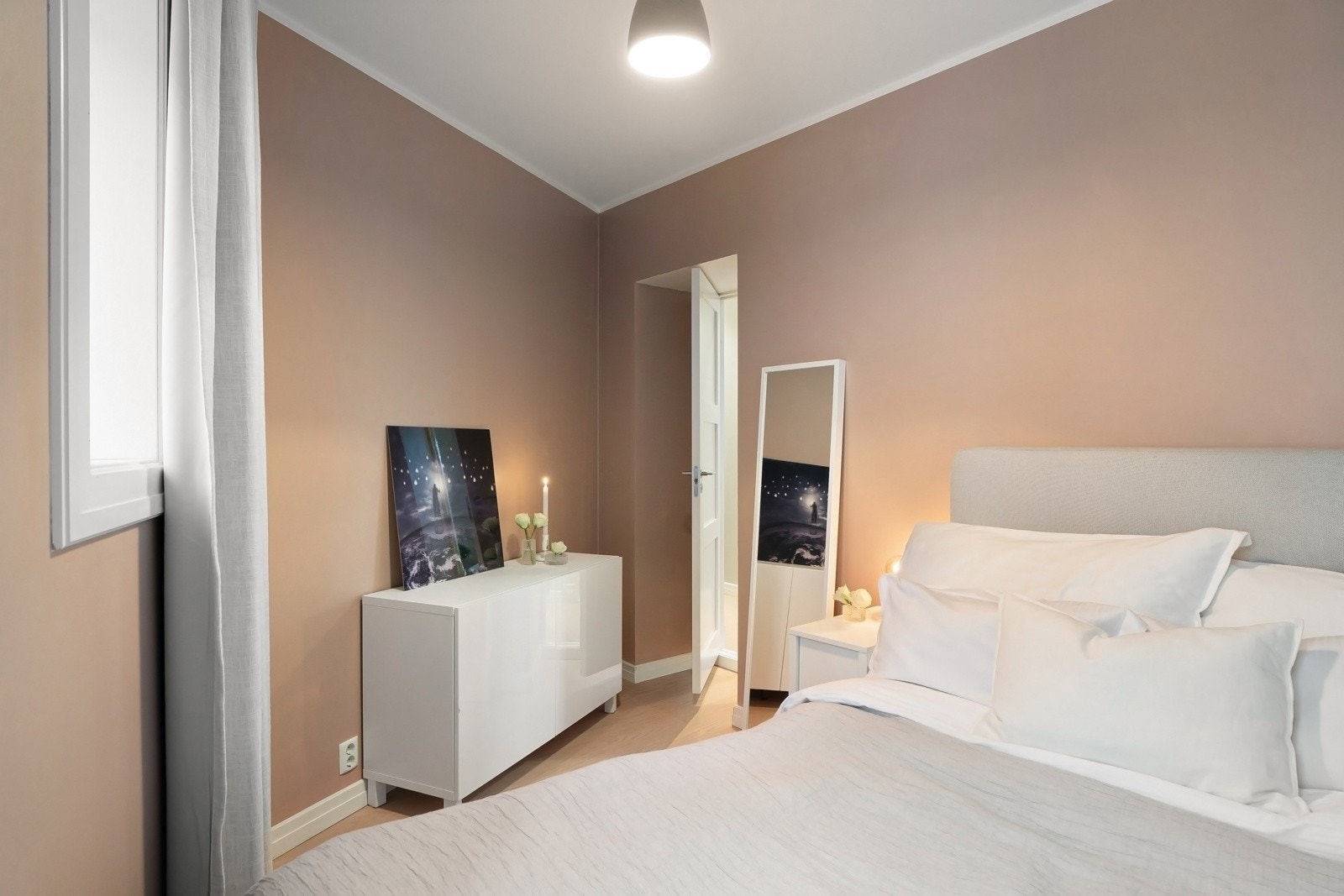 Soverommet vender ut mot rolig bakgård Galleribilde