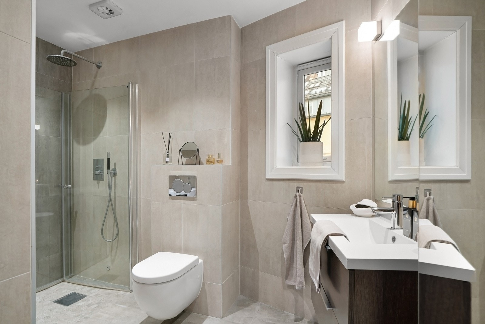 Baderommet er delikat, moderne og romslig. Badet var nytt i 2016 med arealeffektive løsninger Galleribilde