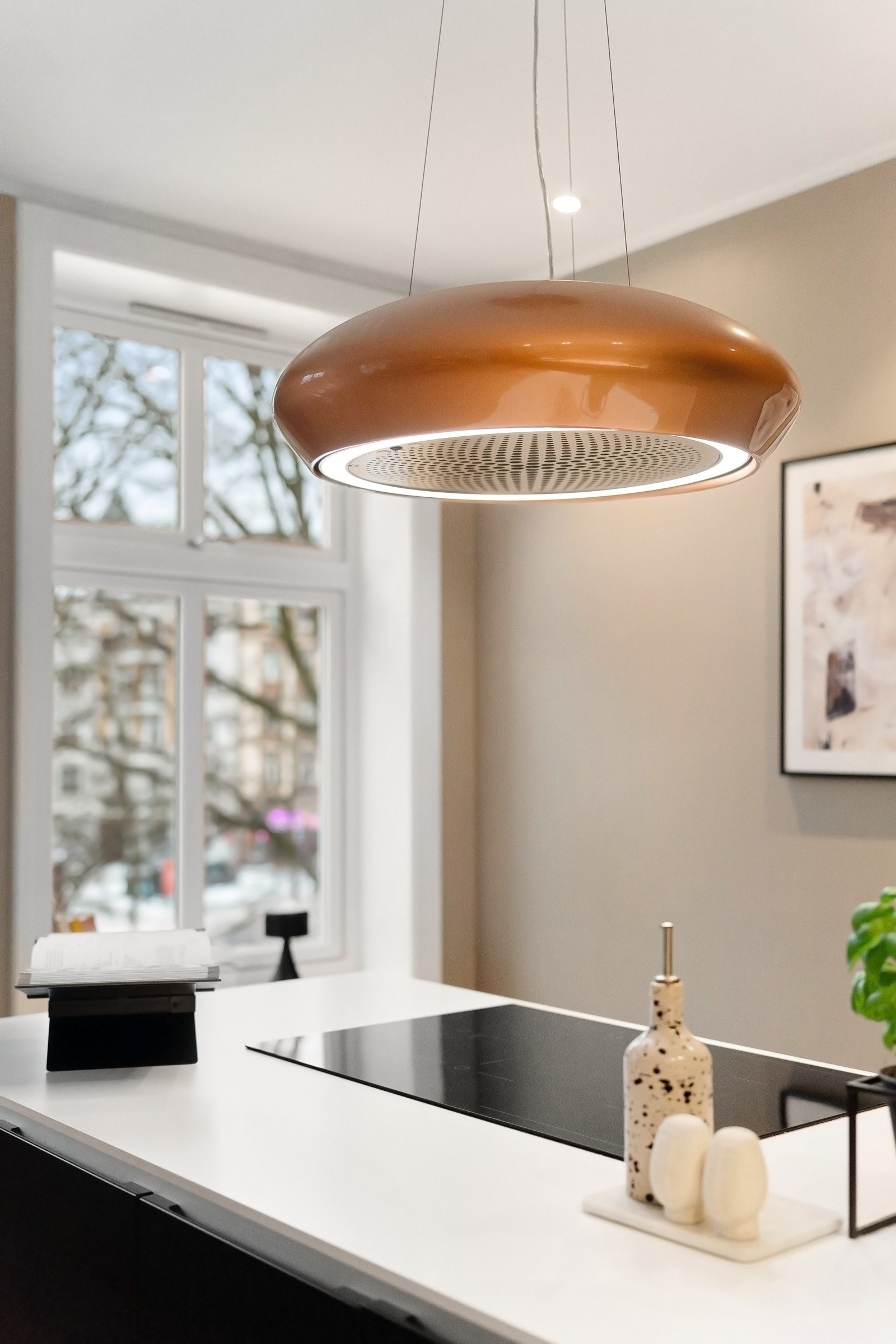 Takhengt ventilator over koketopp av håndlaget italiensk keramikk Galleribilde