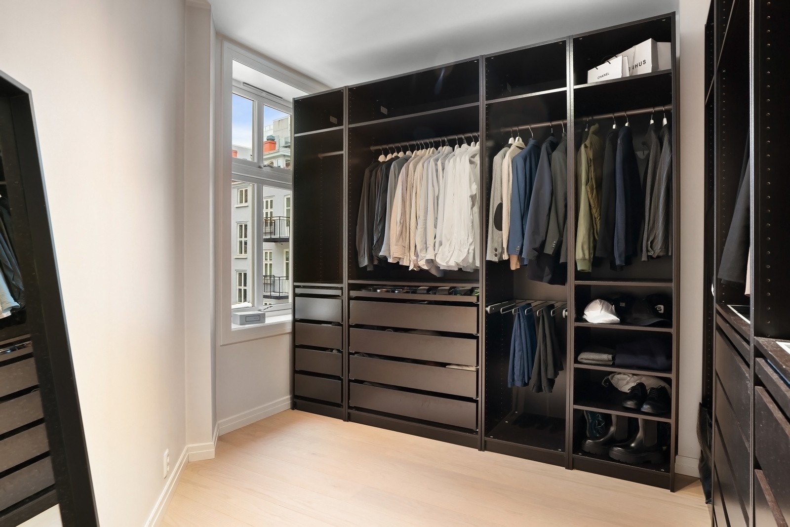 Soverom 3 vender også ut mot bakgård, og benyttes i dag som omkledningsrom Galleribilde