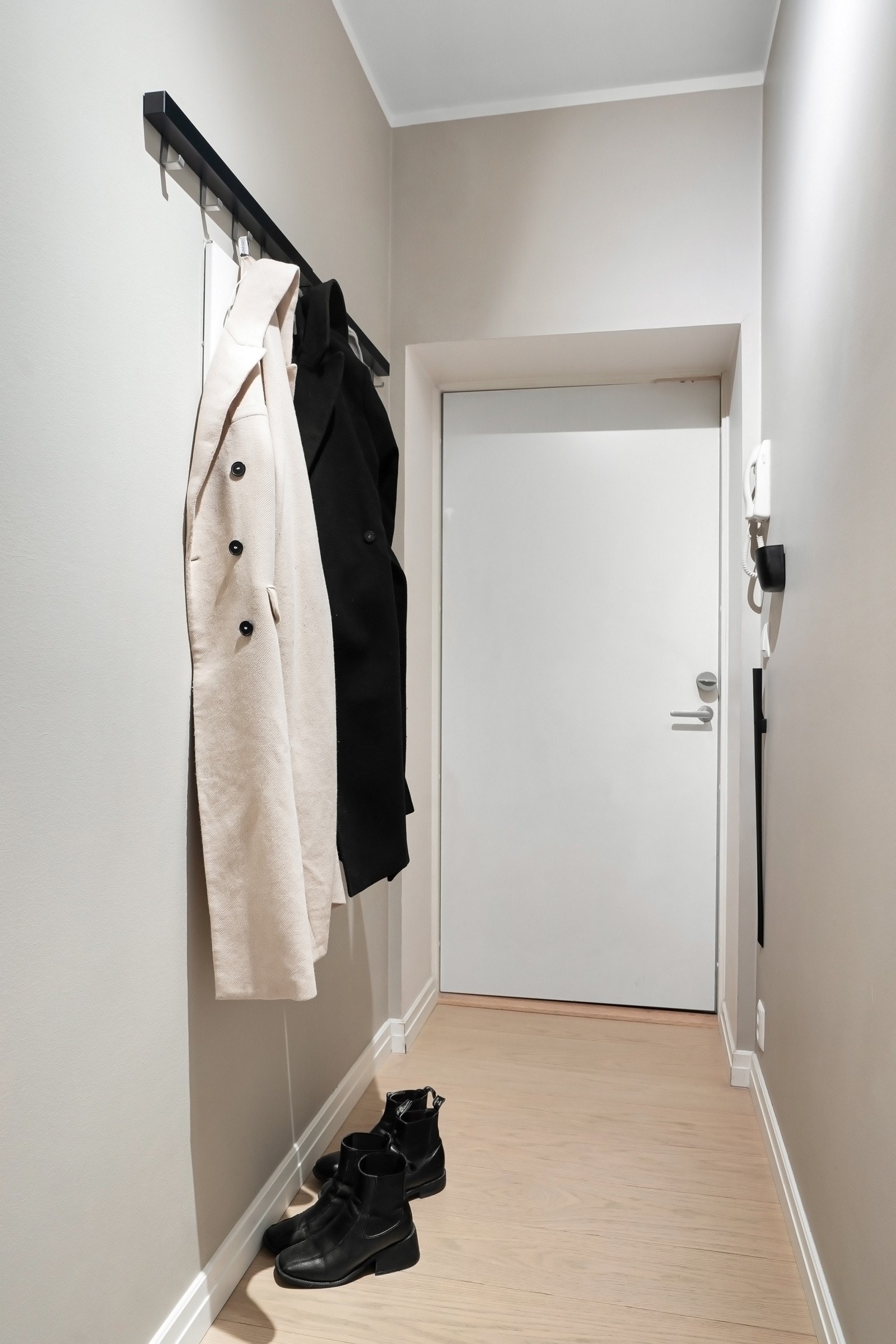 Hyggelig entré/gang som ønsker deg velkommen hjem. Plass til oppheng av yttertøy og oppbevaring av sko Galleribilde