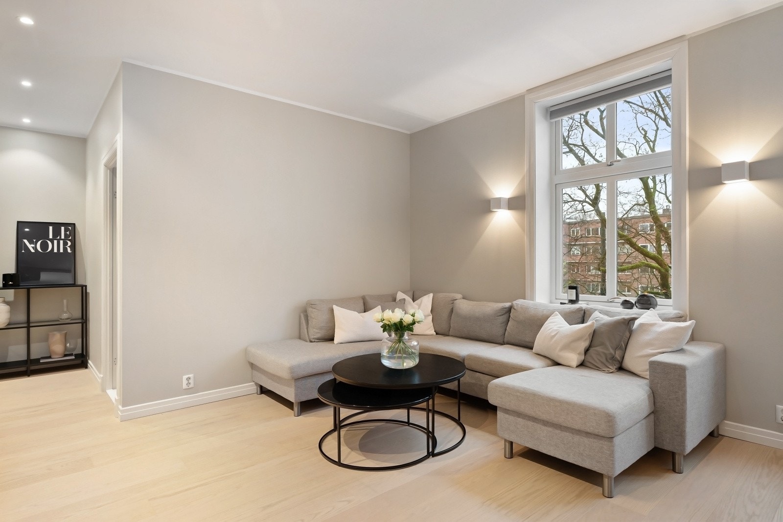 De store vindusflatene kombinert med god takhøyde gir en luftig følelse i leiligheten Galleribilde