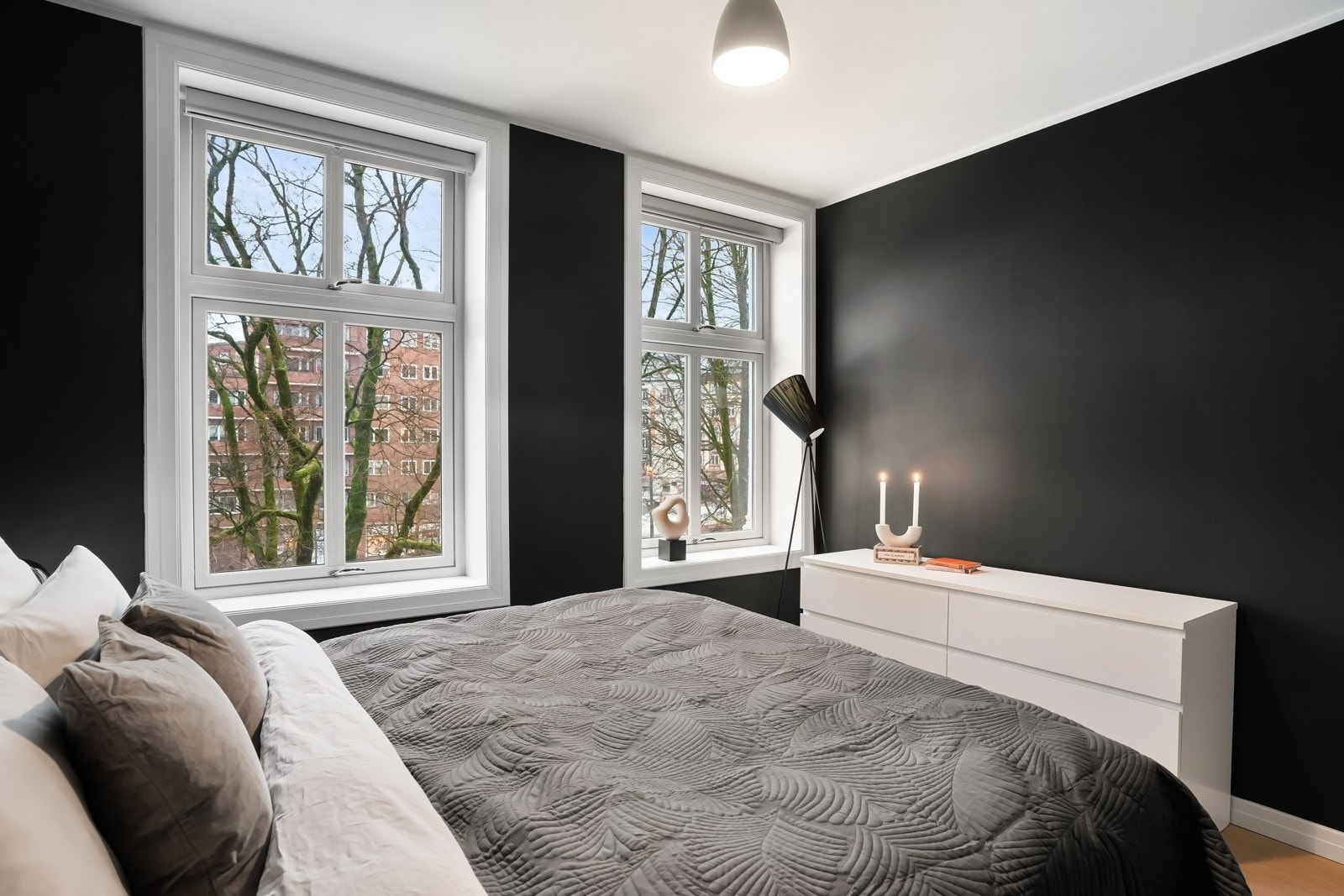 Her er det god plass til dobbeltseng, nattbord og garderobeløsninger Galleribilde