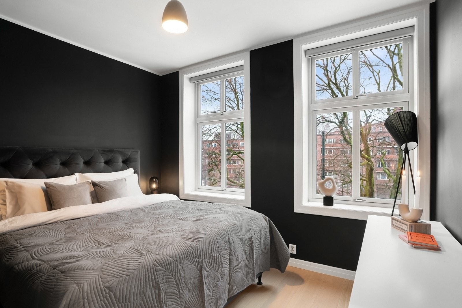 Et lyst og moderne soverom med store vindusflater Galleribilde