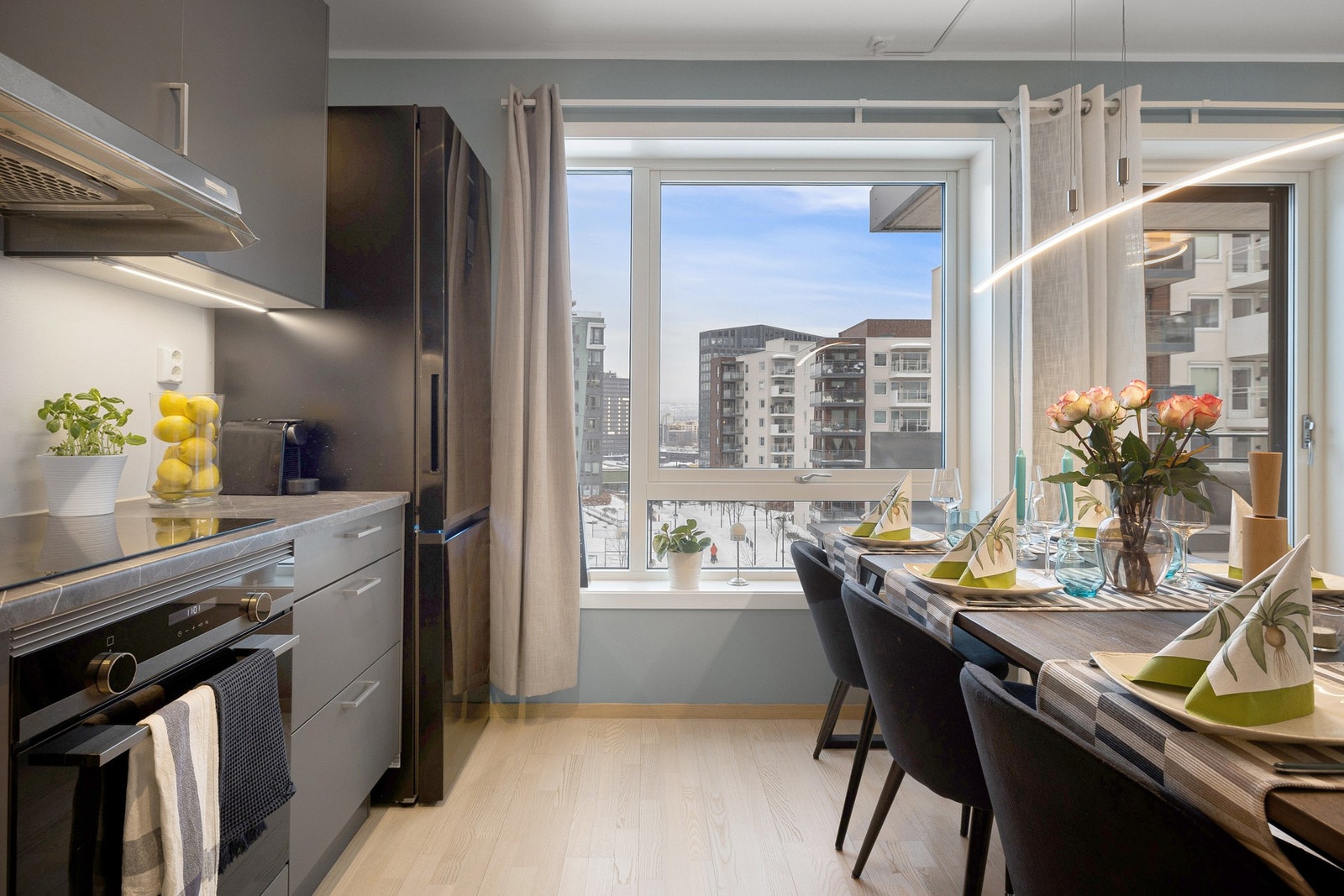 Store vindusflater på to sider av rommet slipper inn rikelig med naturlig lys og gir en lys og luftig atmosfære. Leiligheten har utvendige screens som solskjerming på stuevindu, balkongdør og ett av soverommene. Galleribilde