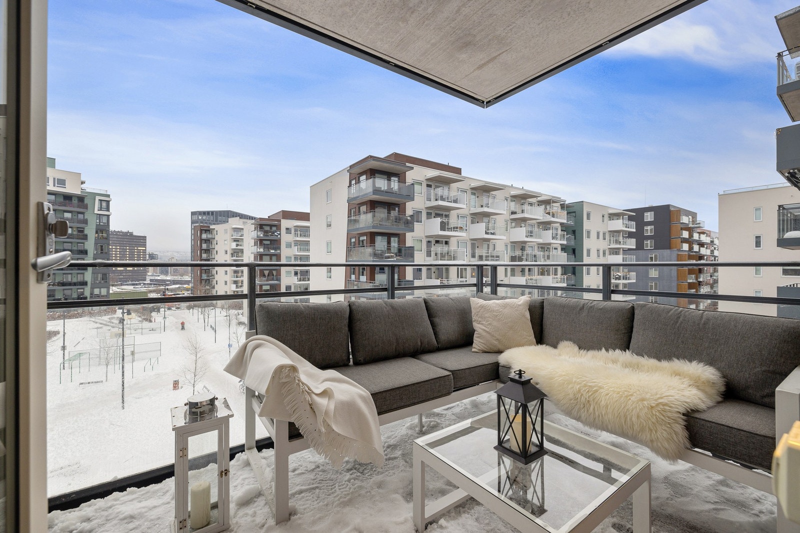 Leiligheten har en romslig overbygget balkong med god plass til møblement, strøm, belysning og sydøstvendt retning. Galleribilde