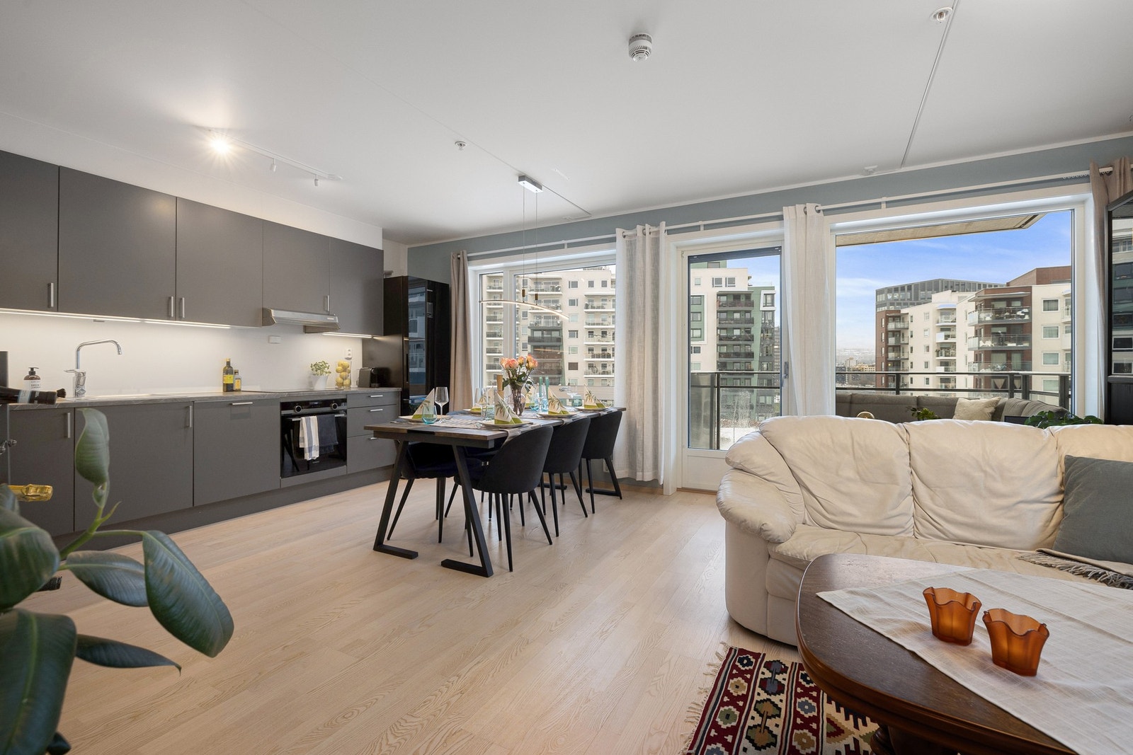 Stuen og kjøkkenet har en åpen og luftig planløsning med trestavs parkett og vegger malt i en moderne, dus fargetone som skaper en tidløs og harmonisk atmosfære. Galleribilde