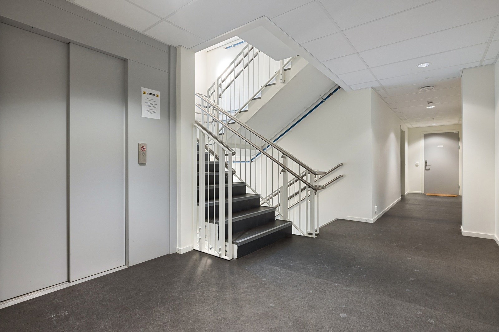 Leiligheten ligger i fjerde etasje og har enkel adkomst med heis direkte opp til leilighetsplanet. Galleribilde