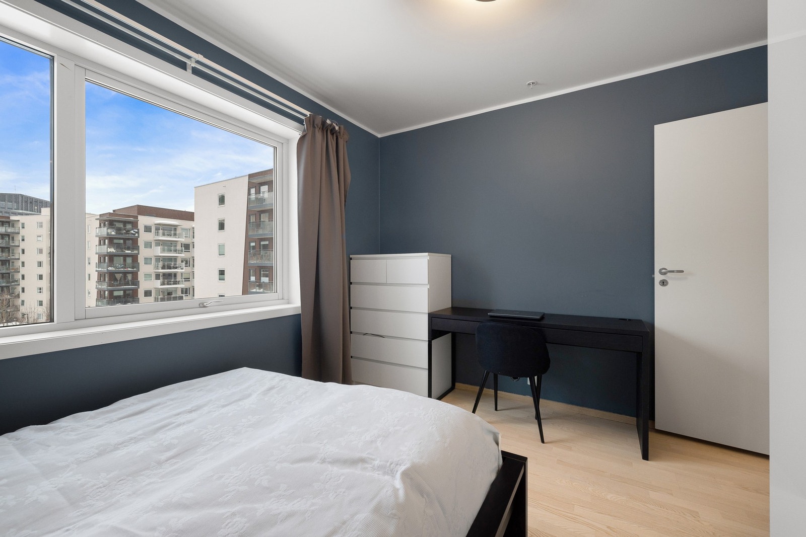 Hovedsoverommet er malt i en moderne og behagelig fargetone, og tilbyr rikelig med oppbevaringsplass i en romslig skyvedørsgarderobe. Galleribilde