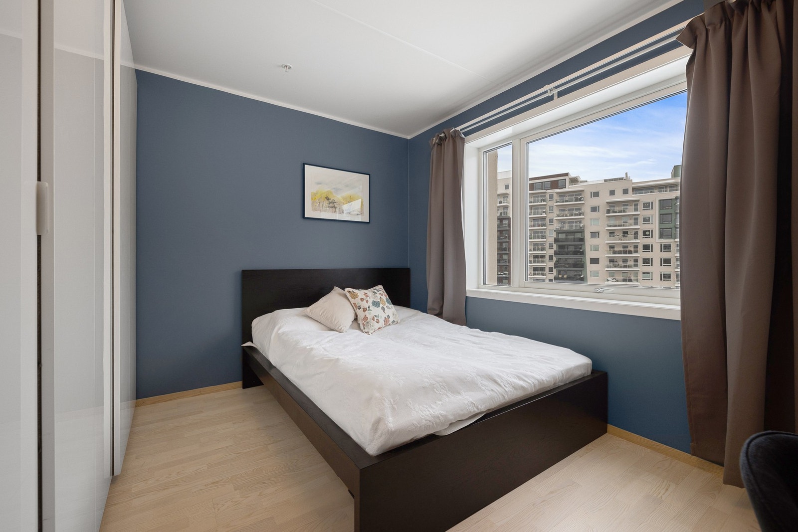 Leiligheten har to lyse og innbydende soverom med trestavs parkett. Galleribilde