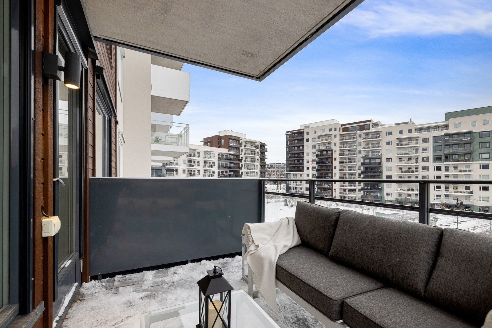 Lys og fin 3-roms hjørneleilighet med gode kvaliteter som heis, balkong, varmtvann og fyring inkl. i et moderne bygg fra 2019. Galleribilde