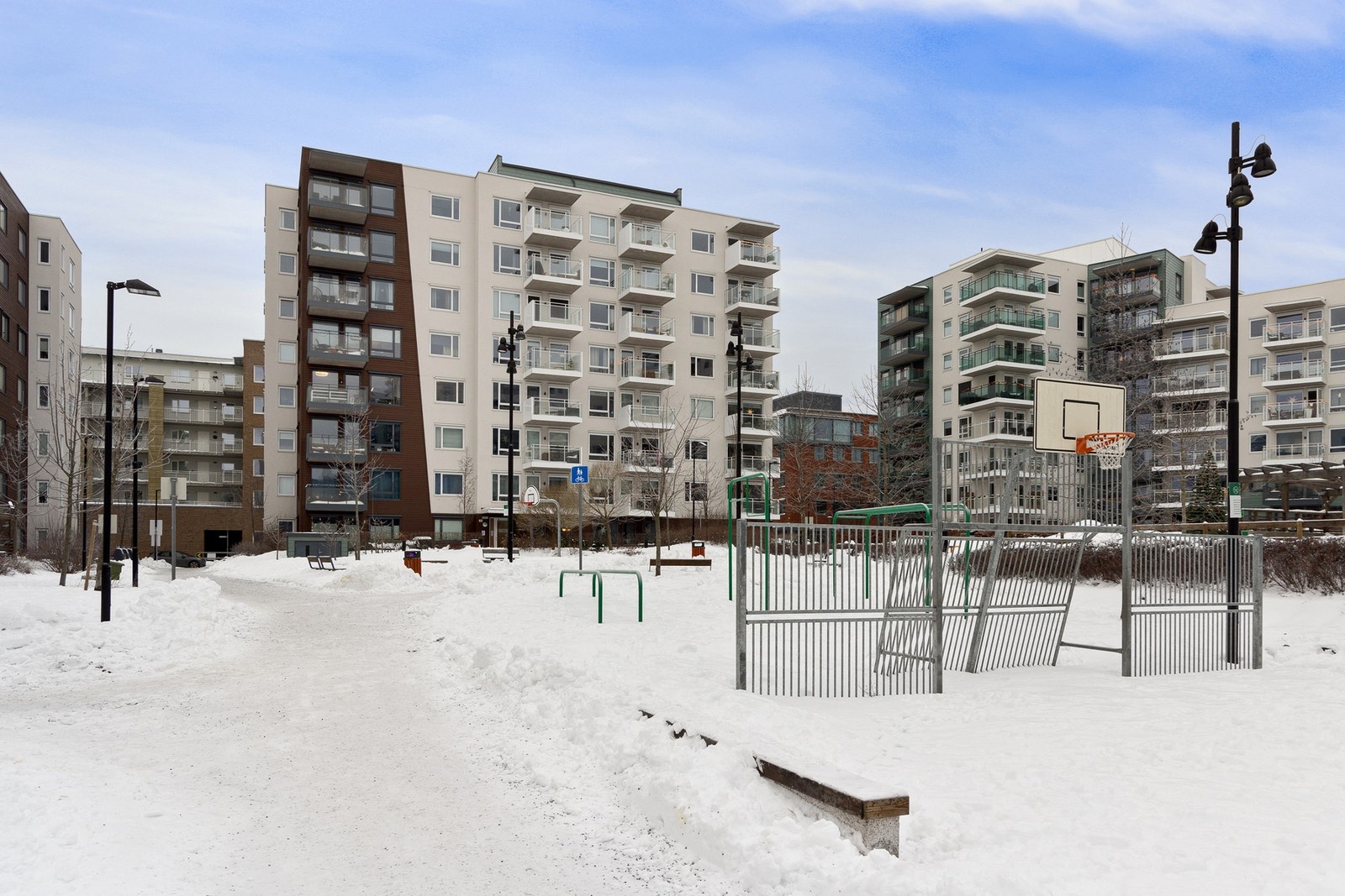 Leiligheten ligger i et attraktivt område på Løren, som kombinerer nærhet til alt Oslo har å by på med et roligere bomiljø utenfor den travle bykjernen. Galleribilde