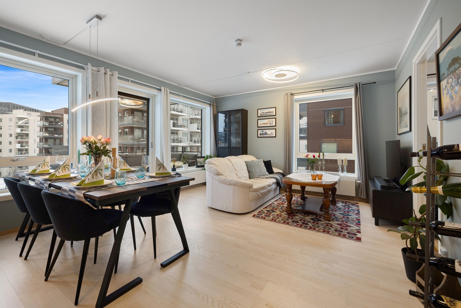 Leiligheten fremstår som moderne og innbydende, med stilrene fargevalg, effektiv balansert ventilasjon og oppvarming samt varmtvann inkludert via fjernvarme. Galleribilde