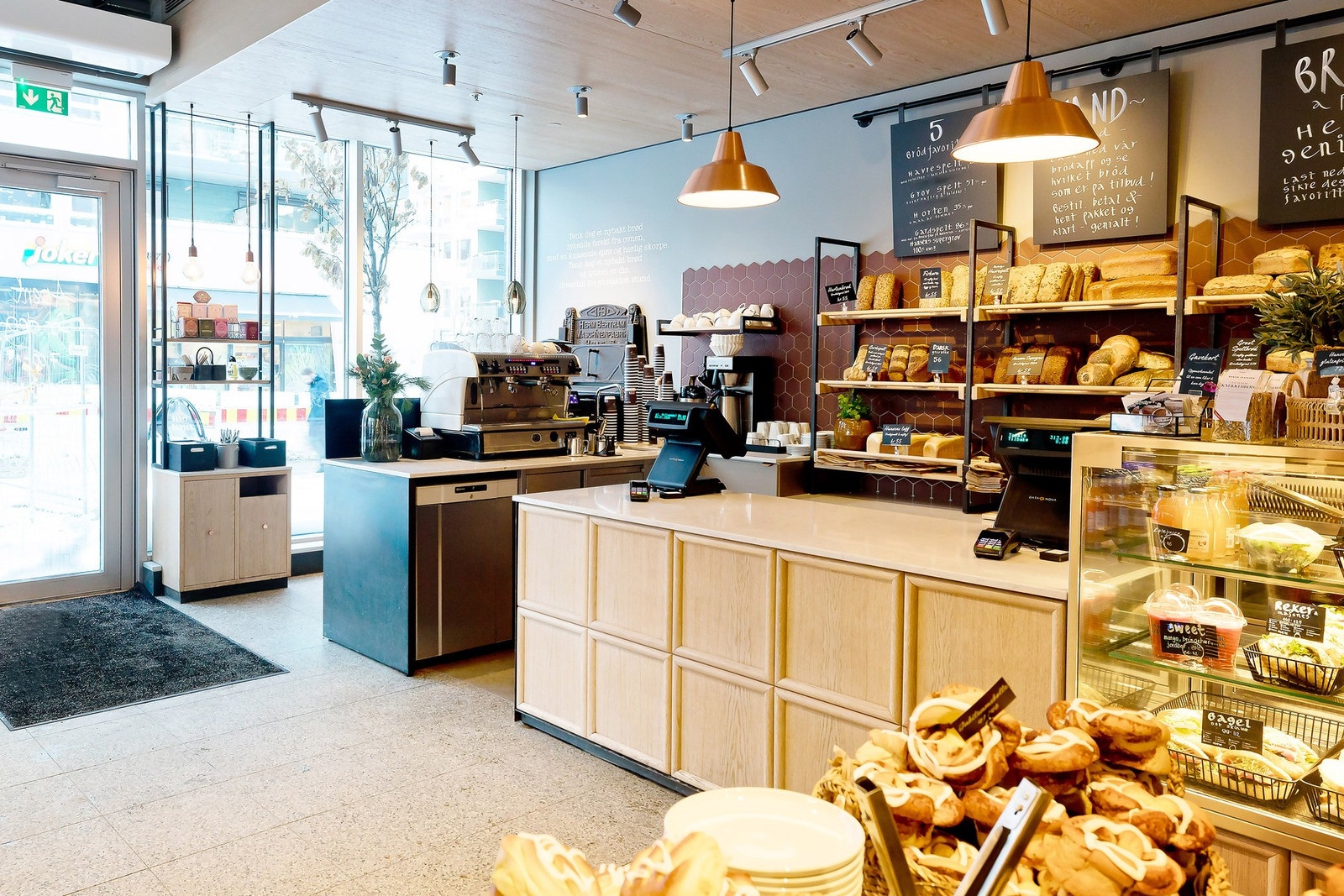 Hyggelige Baker Hansen på Løren tilbyr et fristende utvalg av ferskt bakverk, brød og påsmurt, i tillegg til en koselig atmosfære og førsteklasses kaffe. Galleribilde