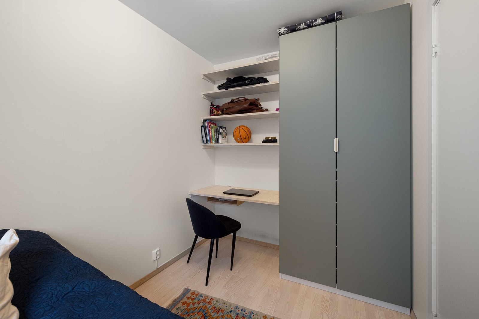 Soverom 2 er i dag innredet med en praktisk hjemmekontorløsning og har også garderobeskap for ekstra oppbevaringsplass. Galleribilde