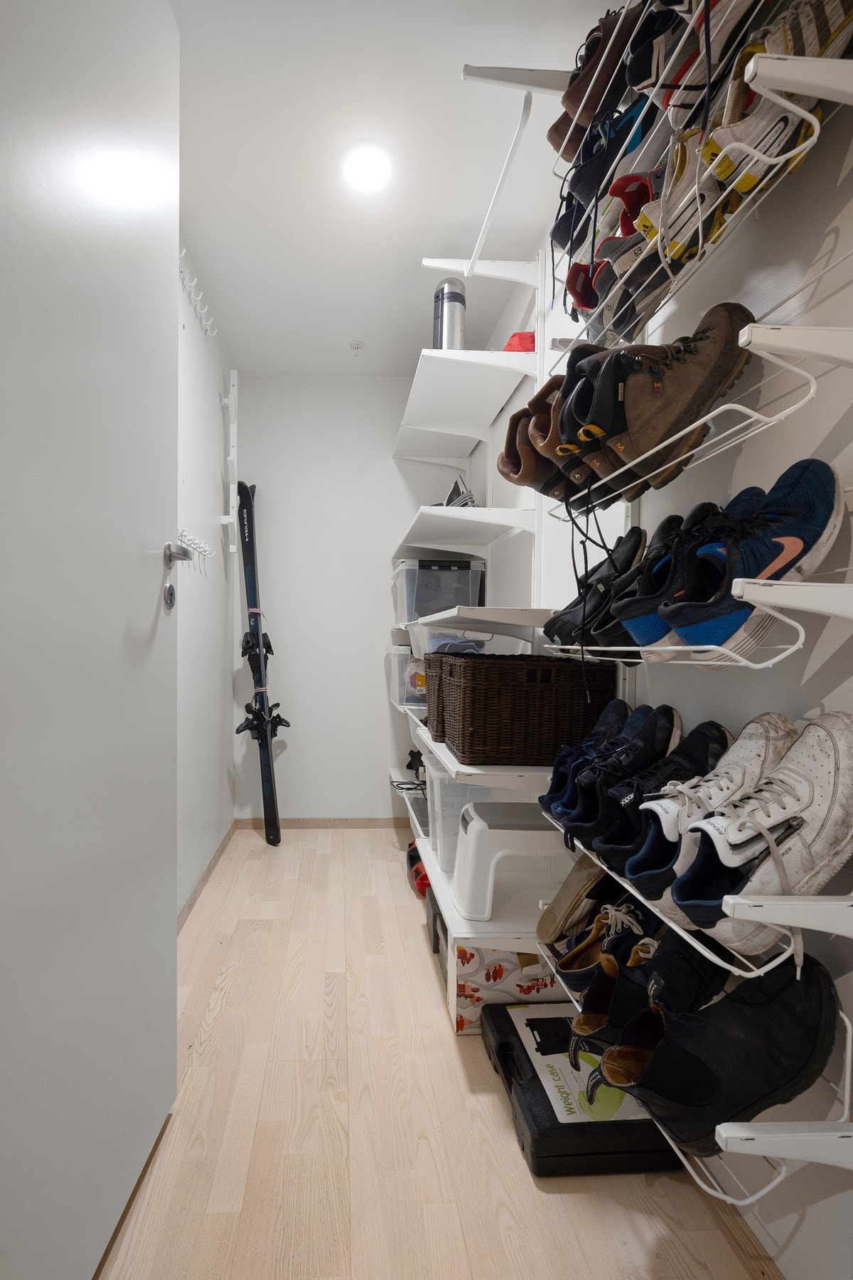 Fra entréen er det praktisk tilgang til bod/garderobe på ca. 4 kvm, i tillegg til at leiligheten disponerer en kjellerbod på ca. 5 kvm. Galleribilde