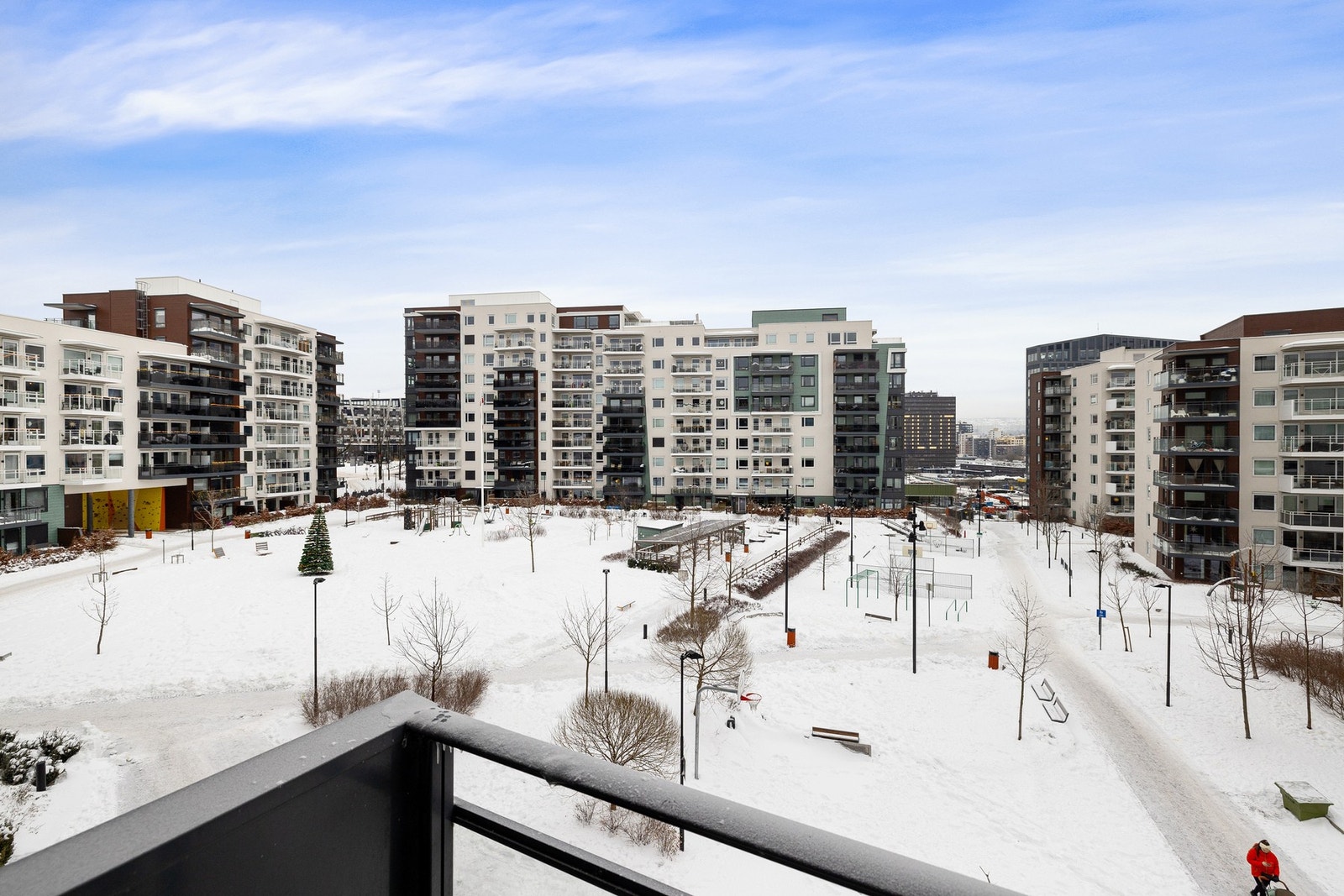 Balkongen har fritt og flott utsyn over store felles grøntarealer, pent opparbeidet med beplantning, sittebenker og lekeapparater m.m. Galleribilde