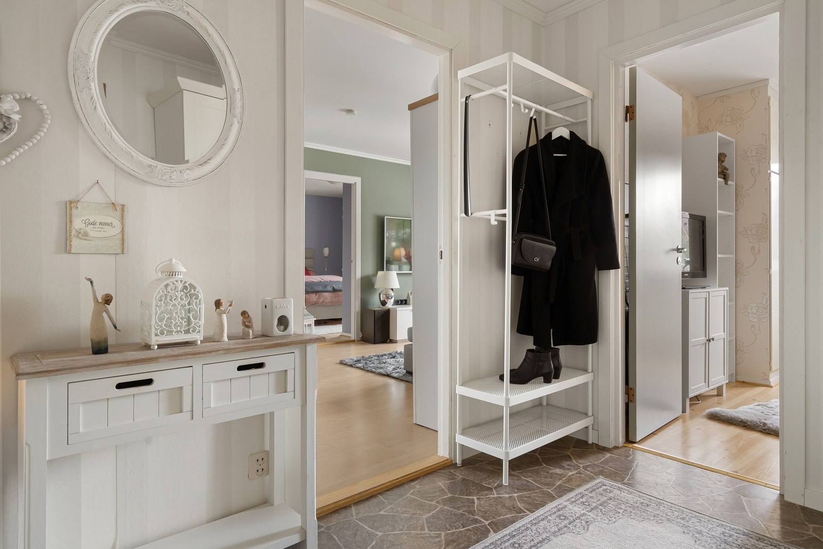 Velkommen inn! Her er det plass til å henge fra seg yttertøy og lignende! Galleribilde