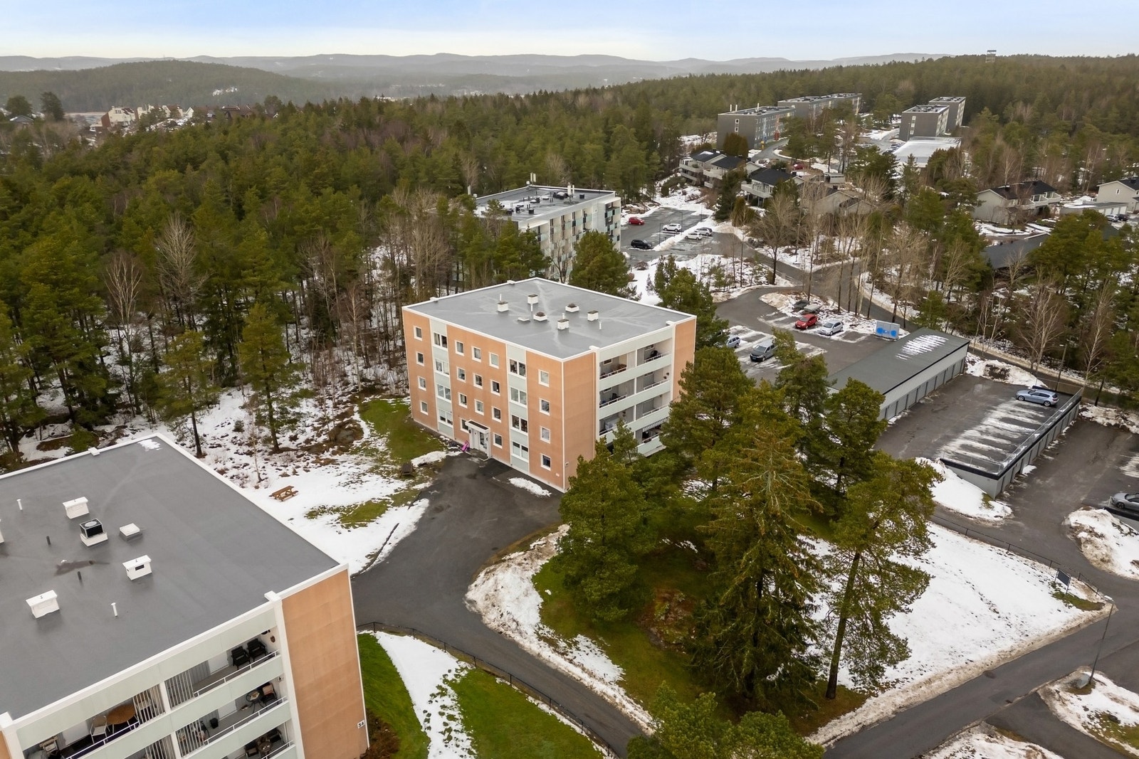 Leiligheten har umiddelbar nærhet til Sarpsborgmarka
med fine friluftsområder og egen lysløype. Galleribilde