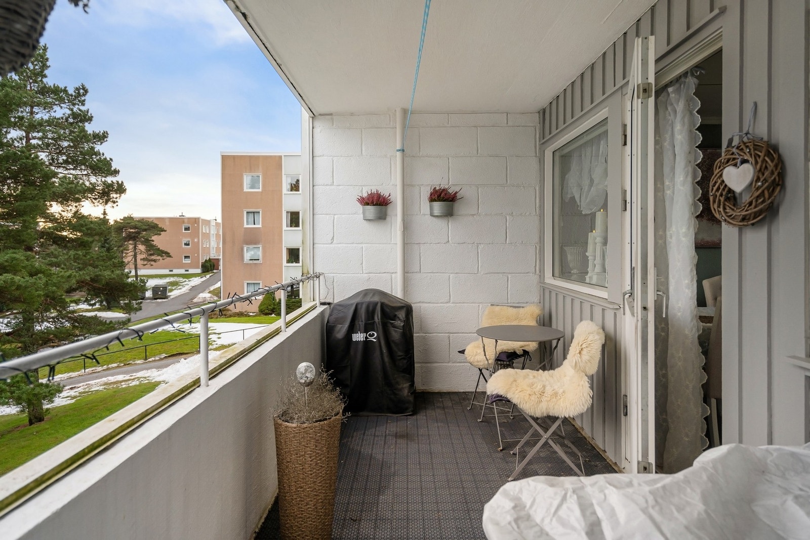 Her sitter man lunt og skjermet under tak. Det er plass til både grill og en sittegruppe. Galleribilde