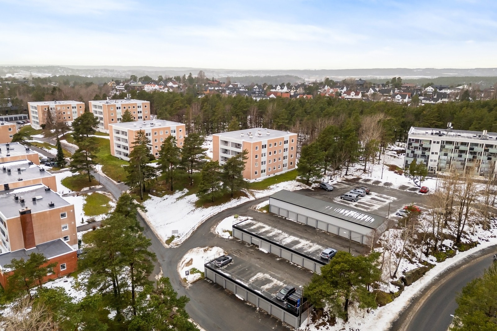 Det er kort vei til barnehager, skoler, butikk, bussholdeplass og idrettsanlegg m.m. Galleribilde