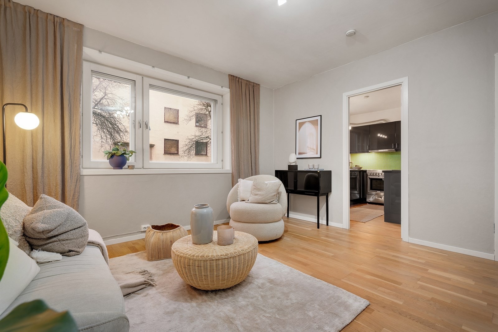 - Store vindusflater slipper inn godt med dagslys - Galleribilde