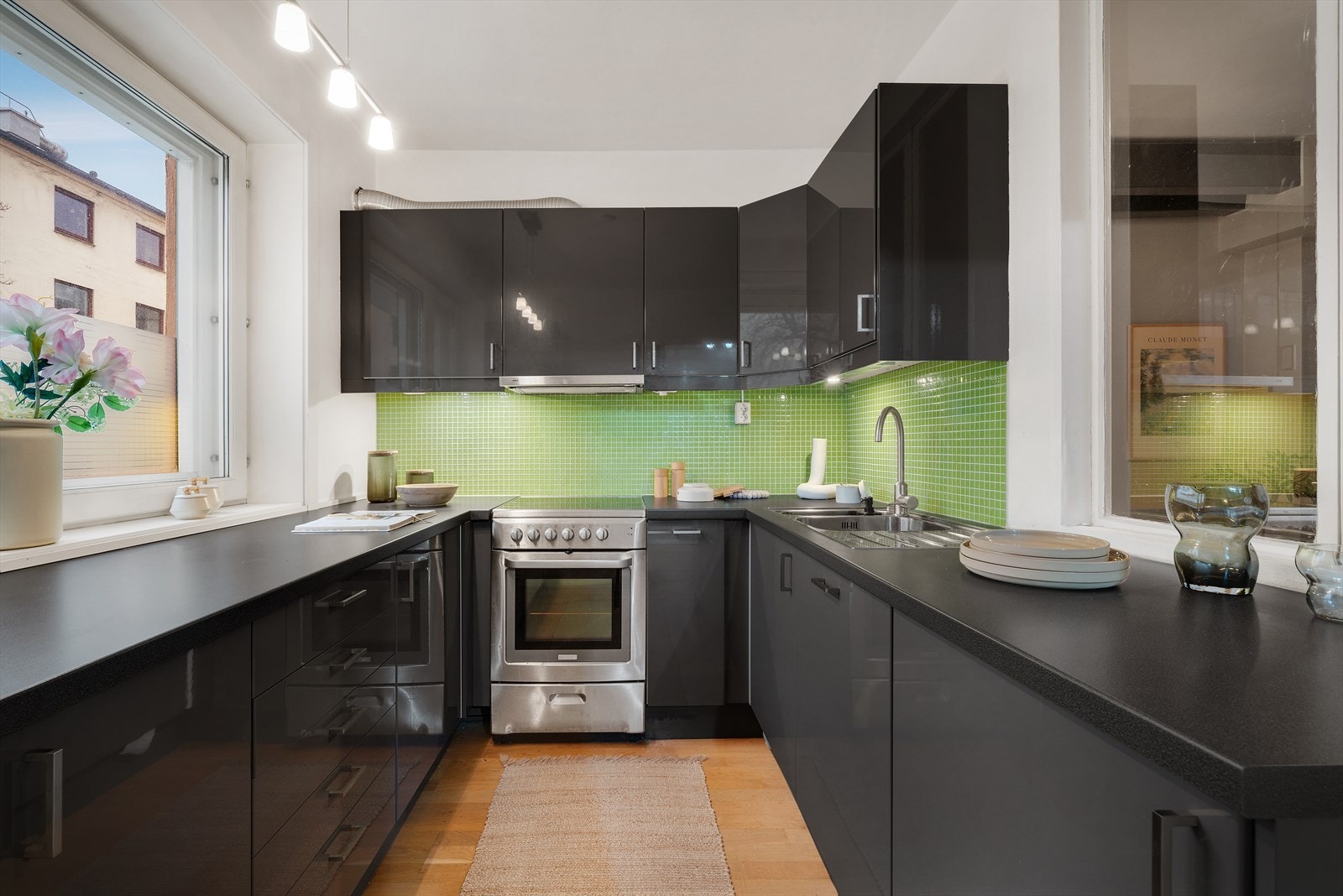 - Romslig kjøkken med god skap- og benkeplass - Galleribilde