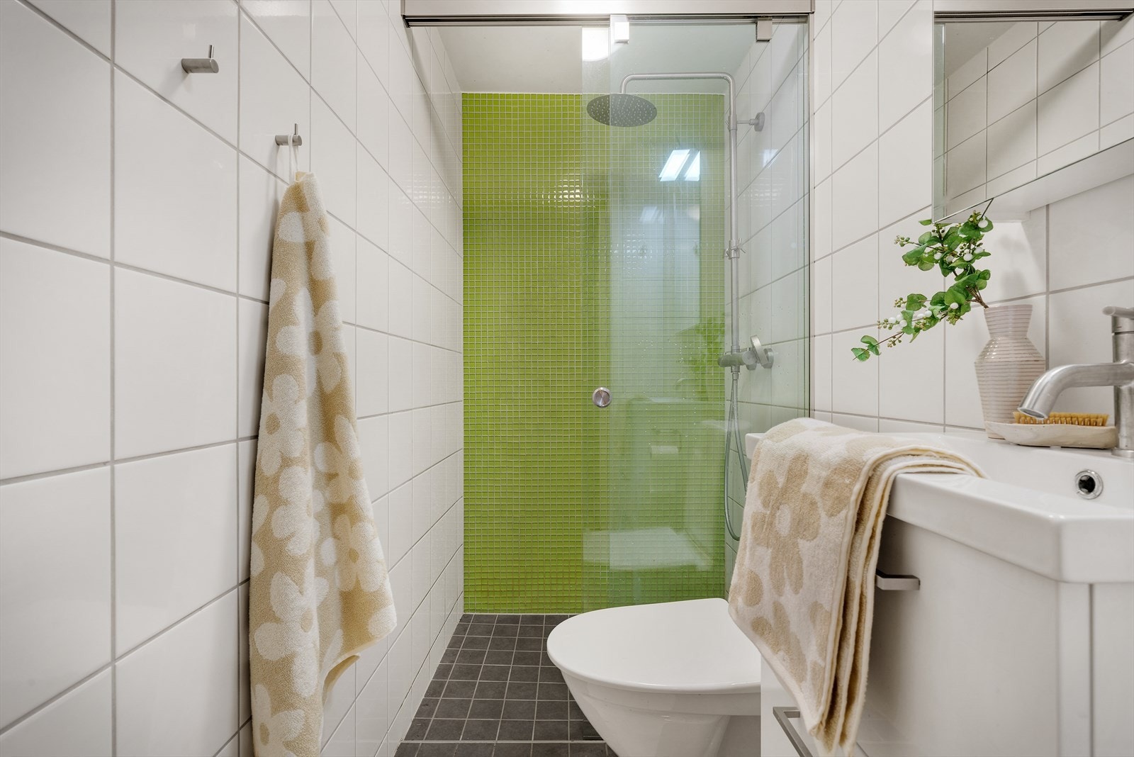 - Helfliset bad på 2,3 m² med behagelig varme i gulvet - Galleribilde