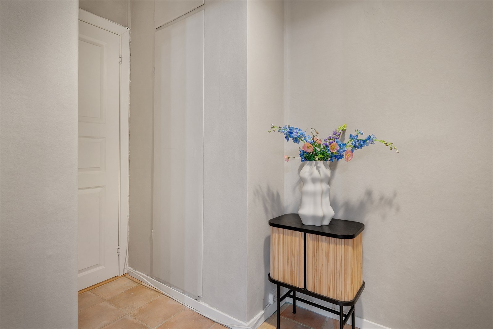 - Entré på 3,8 m² med fliser og varmekabler. Ideell for våte sko, spesielt på regnværsdager - Galleribilde