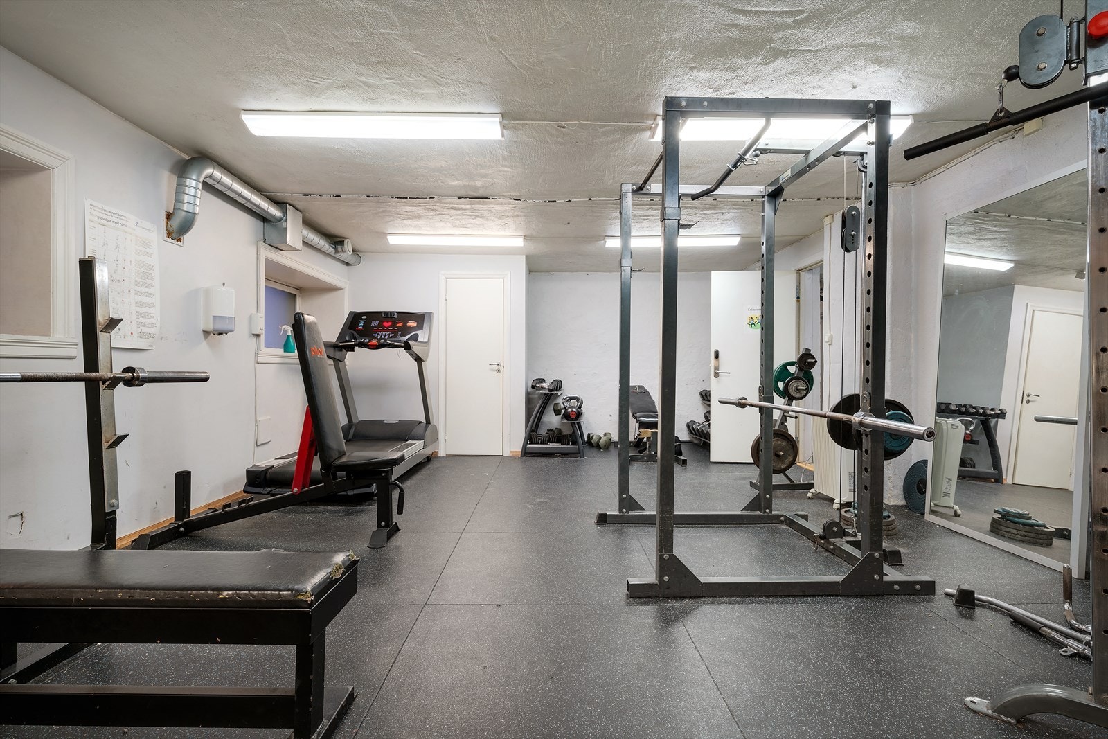 - Benytt deg enkelt av borettslagets egne treningsrom. Perfekt i en travel hverdag! - Galleribilde
