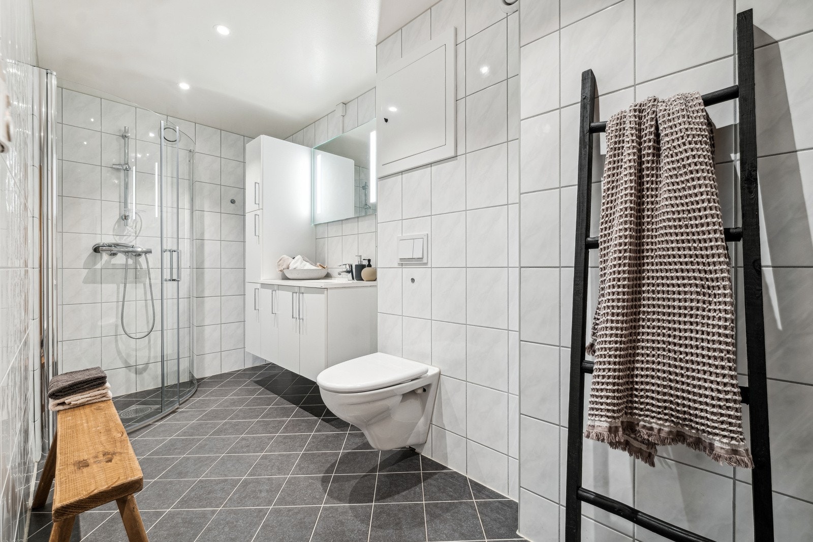 Rehabilitert bad i regi av brl., ferdigstilt i 2019. Godt valg av fliser, varmekabler og downlights. En god start på dagen begynner på et varmt og delikat baderom. Galleribilde