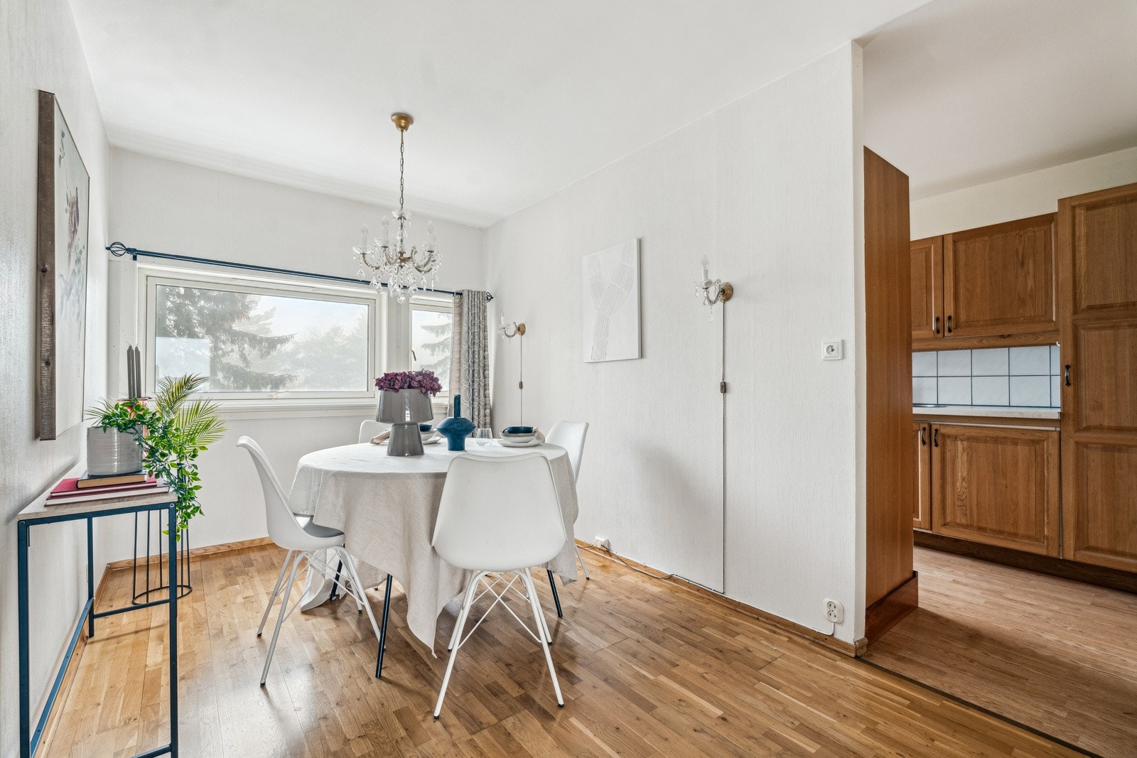 Spisestuen kan med letthet bli soverom nr. 3 om det er ønskelig. Du trenger kun en lettvegg. Galleribilde