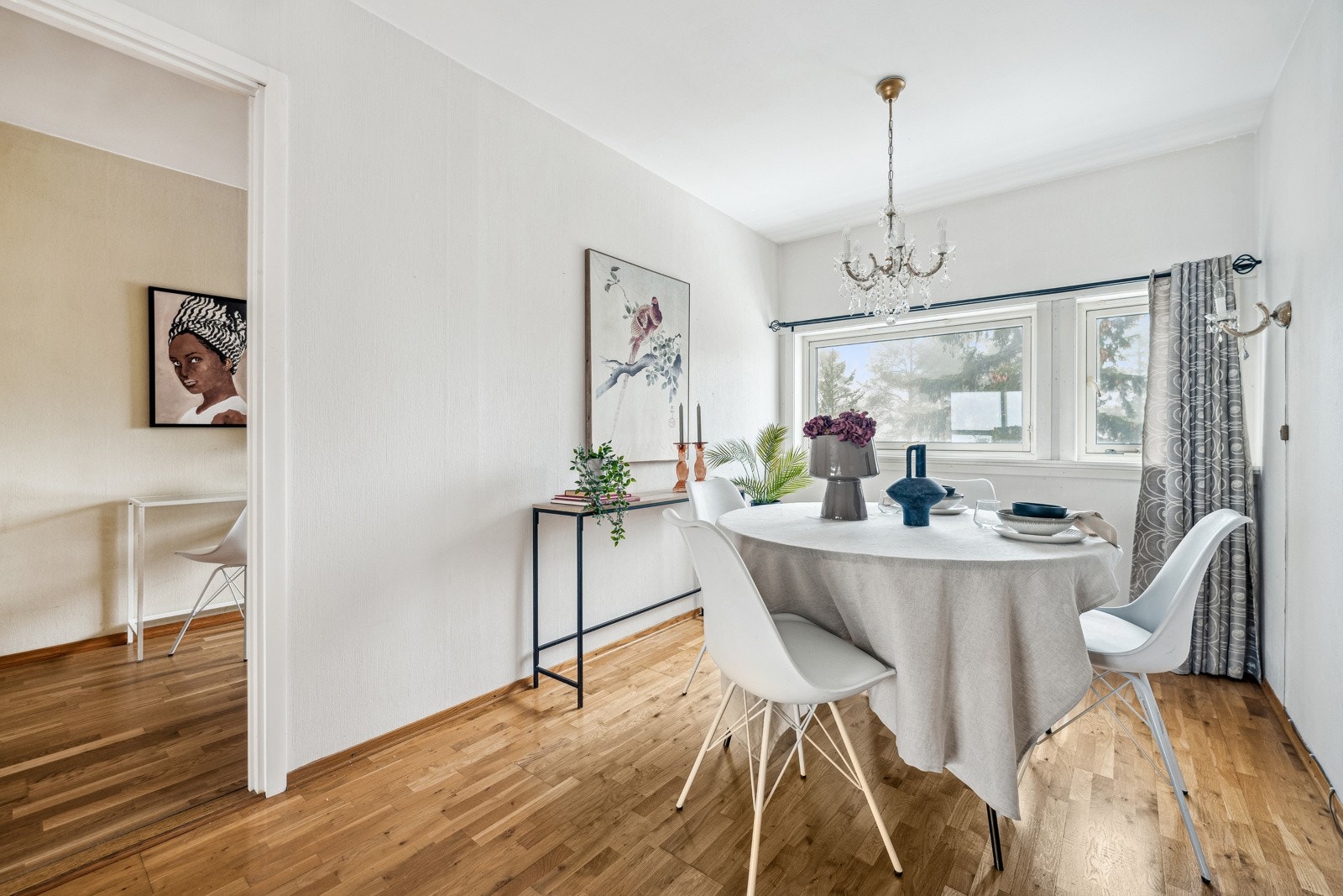 God plass rundt spisebordet til å samle venner og familie til hyggelige anledninger. Galleribilde